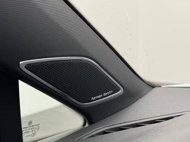 VOLKSWAGEN GOLF 8 R TSI DSG 4MOTION – ÉCHAPPEMENT AKRAPOVIC TITANE – HARMAN KARDON – DISCOVER PRO – BLACK STYLE 2022