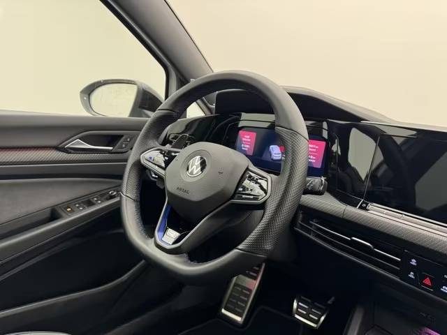 VOLKSWAGEN GOLF 8 R TSI DSG 4MOTION – ÉCHAPPEMENT AKRAPOVIC TITANE – HARMAN KARDON – DISCOVER PRO – BLACK STYLE 2022