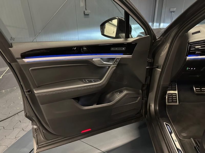 VOLKSWAGEN TOUAREG 3.0 V6 TDI 4MOTION R-LINE BLACK STYLE – PANO – SUSPENSION PNEUMATIQUE – COCKPIT INNOVISION – AFFICHAGE TÊTE HAUTE – SIÈGES MASSANTS & VENTILÉS 2021