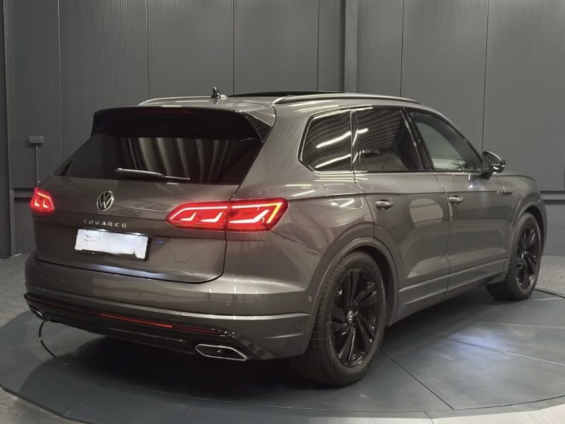 VOLKSWAGEN TOUAREG 3.0 V6 TDI 4MOTION R-LINE BLACK STYLE – PANO – SUSPENSION PNEUMATIQUE – COCKPIT INNOVISION – AFFICHAGE TÊTE HAUTE – SIÈGES MASSANTS & VENTILÉS 2021