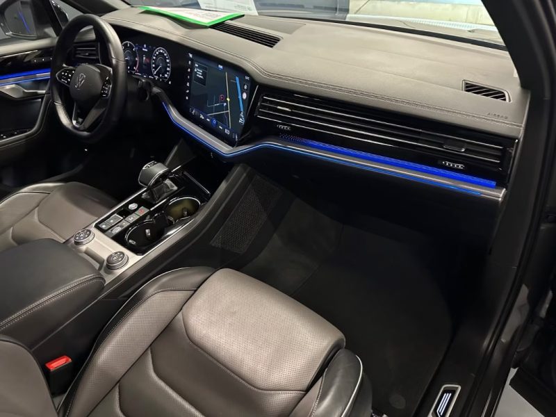 VOLKSWAGEN TOUAREG 3.0 V6 TDI 4MOTION R-LINE BLACK STYLE – PANO – SUSPENSION PNEUMATIQUE – COCKPIT INNOVISION – AFFICHAGE TÊTE HAUTE – SIÈGES MASSANTS & VENTILÉS 2021