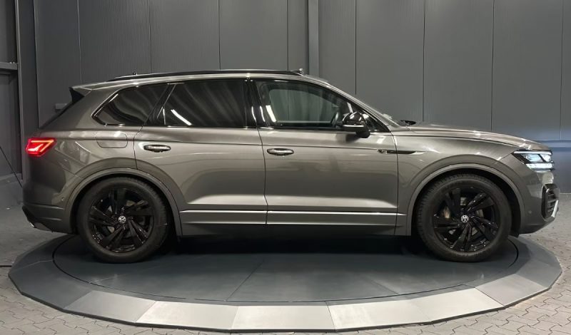 VOLKSWAGEN TOUAREG 3.0 V6 TDI 4MOTION R-LINE BLACK STYLE – PANO – SUSPENSION PNEUMATIQUE – COCKPIT INNOVISION – AFFICHAGE TÊTE HAUTE – SIÈGES MASSANTS & VENTILÉS 2021