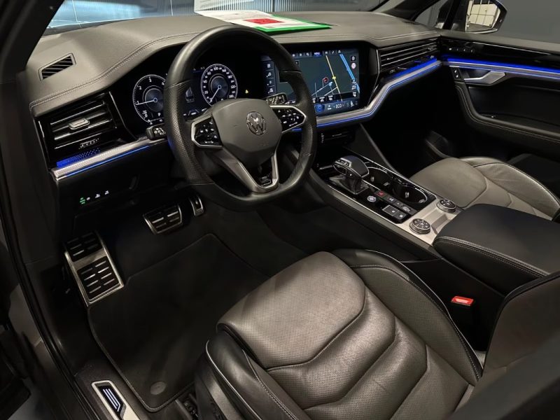 VOLKSWAGEN TOUAREG 3.0 V6 TDI 4MOTION R-LINE BLACK STYLE – PANO – SUSPENSION PNEUMATIQUE – COCKPIT INNOVISION – AFFICHAGE TÊTE HAUTE – SIÈGES MASSANTS & VENTILÉS 2021