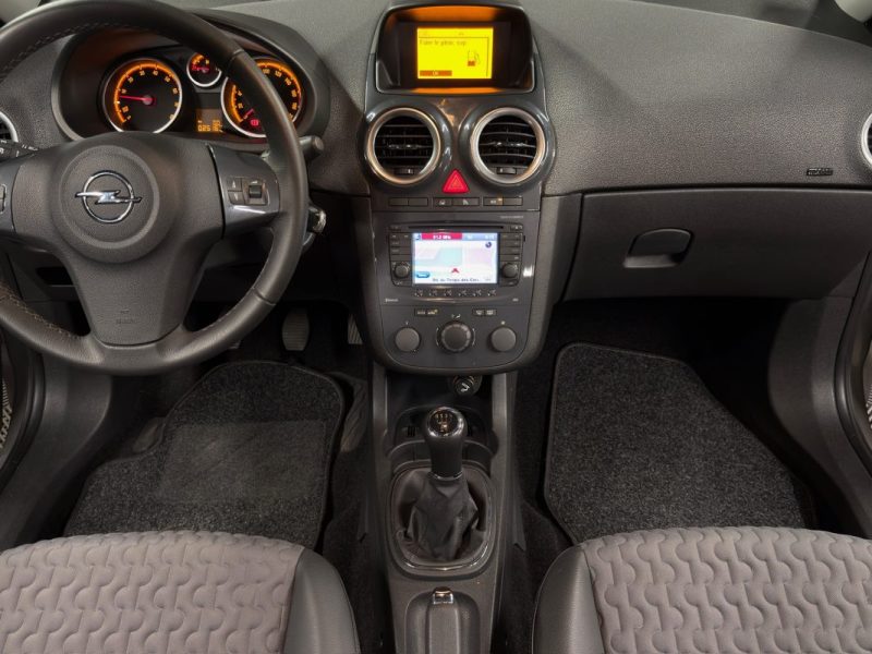 OPEL CORSA IV PHASE 2 COSMO 1.4 TURBO TWINPORT 120 TOIT OUVRANT ECRAN GPS 25 100 Kms - GARANTIE 1 AN