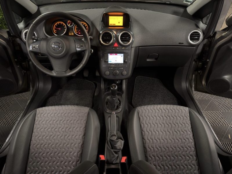 OPEL CORSA IV PHASE 2 COSMO 1.4 TURBO TWINPORT 120 TOIT OUVRANT ECRAN GPS 25 100 Kms - GARANTIE 1 AN