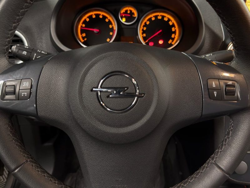 OPEL CORSA IV PHASE 2 COSMO 1.4 TURBO TWINPORT 120 TOIT OUVRANT ECRAN GPS 25 100 Kms - GARANTIE 1 AN