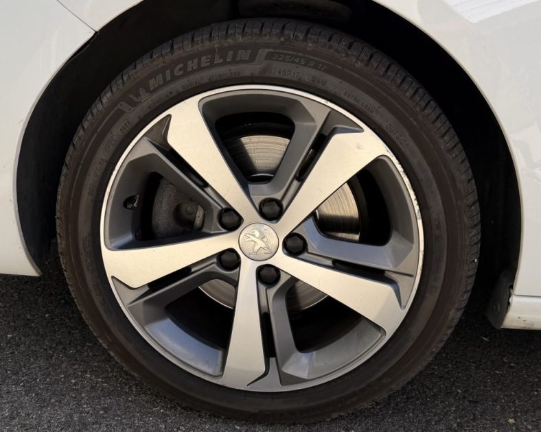 PEUGEOT 308 II SW 2.0 HDI - 150 ch - Sièges Chauffants - Toit Panoramique - Entretient complet