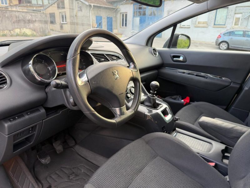 PEUGEOT 5008 - 1.6 115ch HDi ALLURE