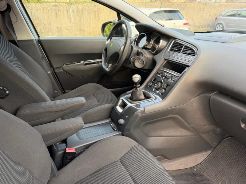 PEUGEOT 5008 - 1.6 115ch HDi ALLURE