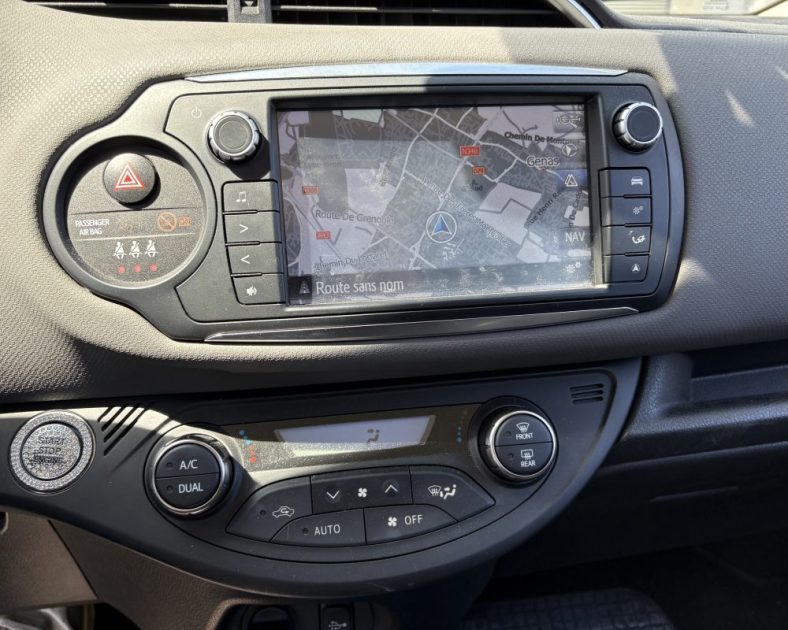 Toyota Yaris 100h Dynamic 2015 — Hybride — Entretien complet - GARANTIE 6 MOIS