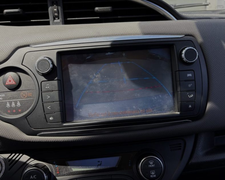 Toyota Yaris 100h Dynamic 2015 — Hybride — Entretien complet - GARANTIE 6 MOIS