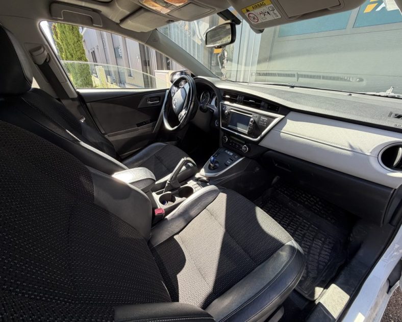 TOYOTA Auris Hybrid 136ch Dynamic - Toit ouvrant - Boite automatique - Entretien complet
