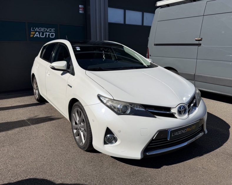 TOYOTA Auris Hybrid 136ch Dynamic - Toit ouvrant - Boite automatique - Entretien complet