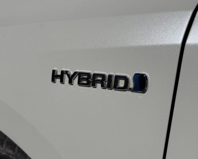 TOYOTA Auris Hybrid 136ch Dynamic - Toit ouvrant - Boite automatique - Entretien complet