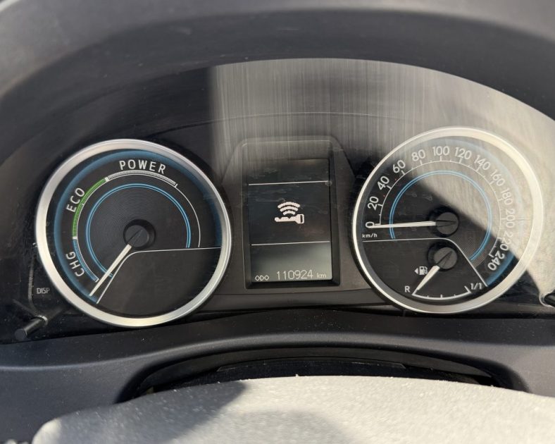 TOYOTA Auris Hybrid 136ch Dynamic - Toit ouvrant - Boite automatique - Entretien complet