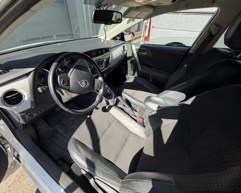 TOYOTA Auris Hybrid 136ch Dynamic - Toit ouvrant - Boite automatique - Entretien complet