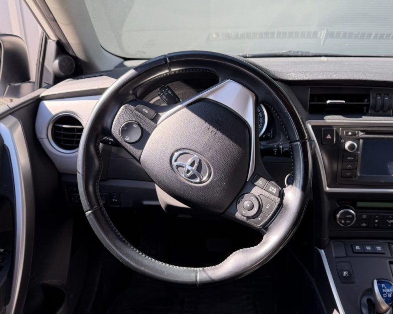 TOYOTA Auris Hybrid 136ch Dynamic - Toit ouvrant - Boite automatique - Entretien complet