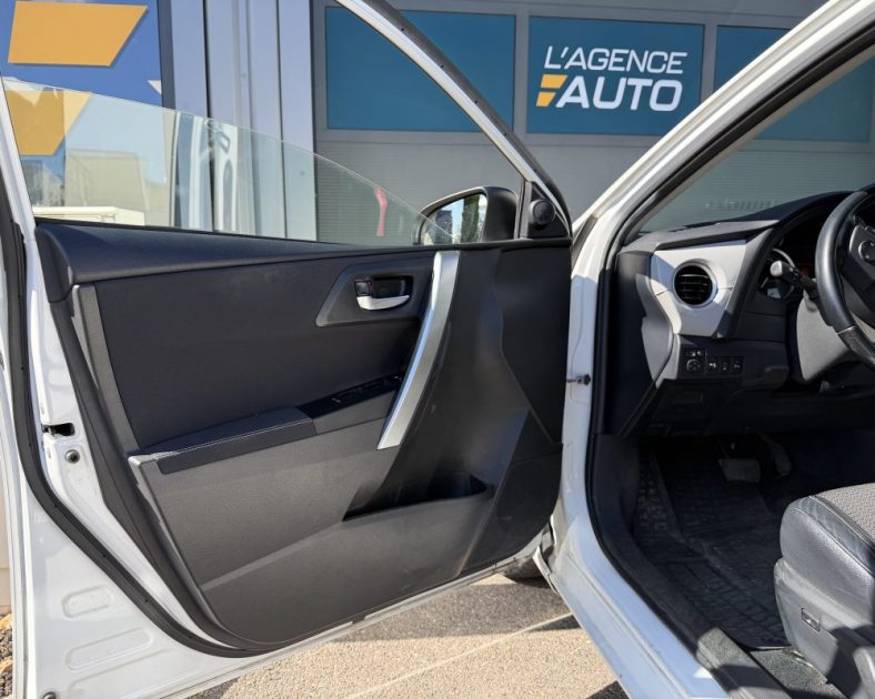 TOYOTA Auris Hybrid 136ch Dynamic - Toit ouvrant - Boite automatique - Entretien complet