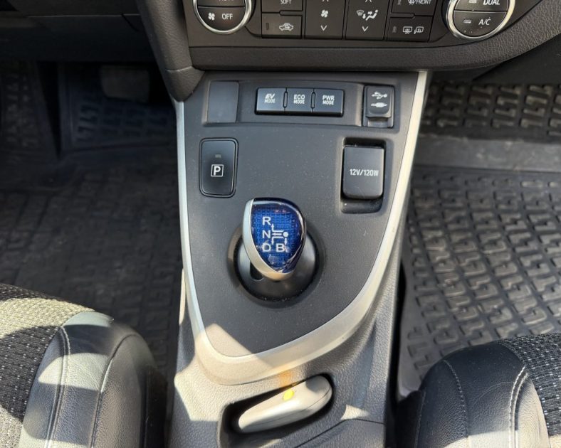TOYOTA Auris Hybrid 136ch Dynamic - Toit ouvrant - Boite automatique - Entretien complet