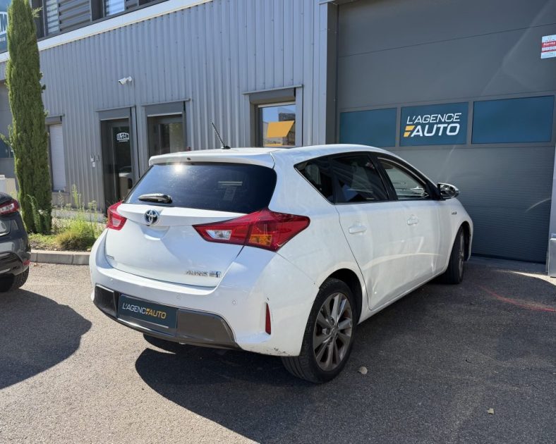 TOYOTA Auris Hybrid 136ch Dynamic - Toit ouvrant - Boite automatique - Entretien complet