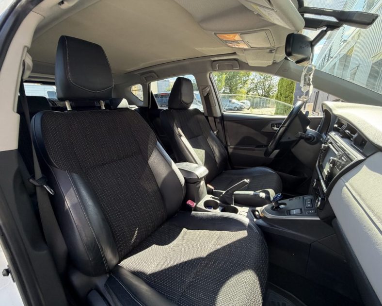 TOYOTA Auris Hybrid 136ch Dynamic - Toit ouvrant - Boite automatique - Entretien complet