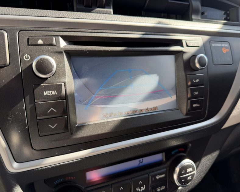 TOYOTA Auris Hybrid 136ch Dynamic - Toit ouvrant - Boite automatique - Entretien complet