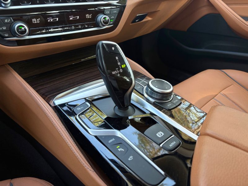 BMW SERIE 5 530E LOUNGE / 360 / sièges chauffants électriques