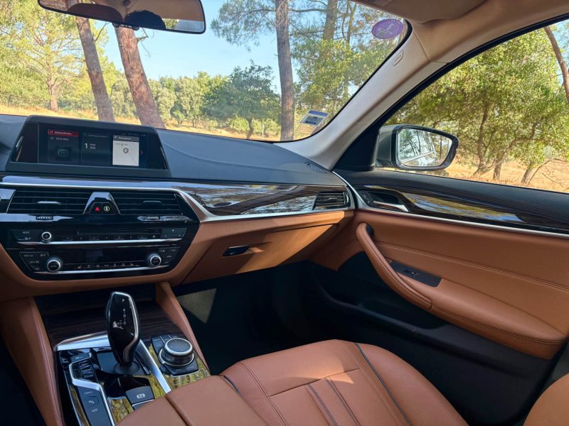 BMW SERIE 5 530E LOUNGE / 360 / sièges chauffants électriques