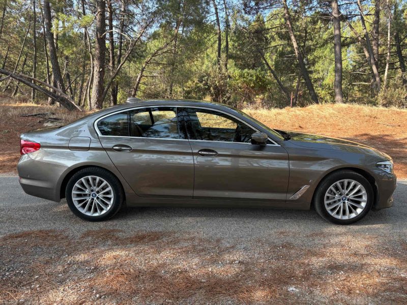 BMW SERIE 5 530E LOUNGE / 360 / sièges chauffants électriques