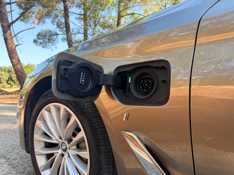 BMW SERIE 5 530E LOUNGE / 360 / sièges chauffants électriques