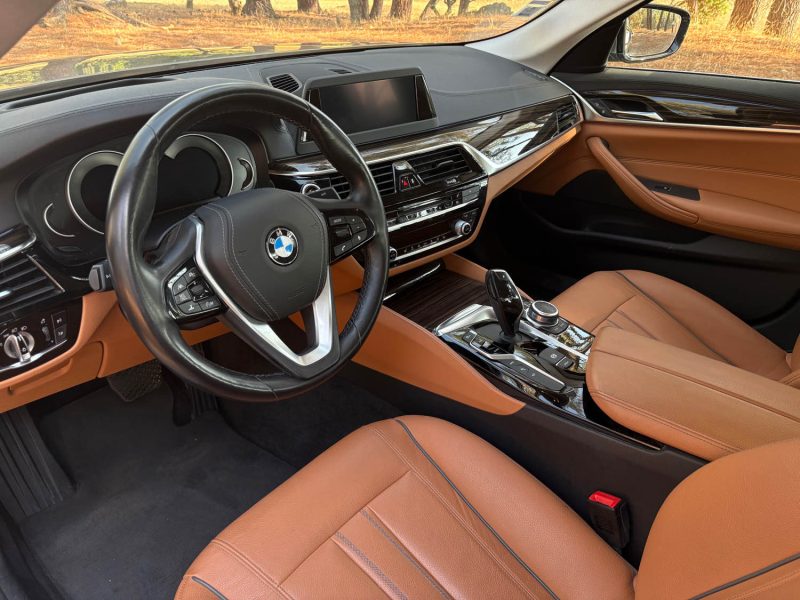 BMW SERIE 5 530E LOUNGE / 360 / sièges chauffants électriques