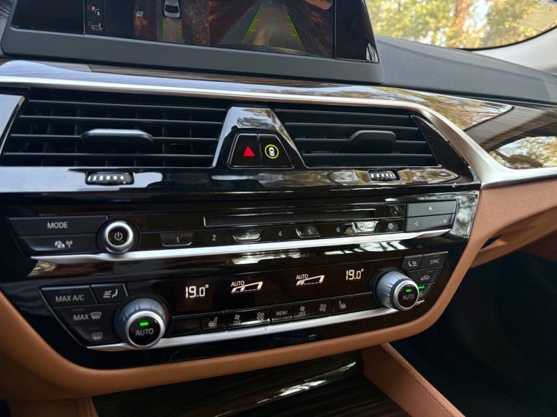 BMW SERIE 5 530E LOUNGE / 360 / sièges chauffants électriques