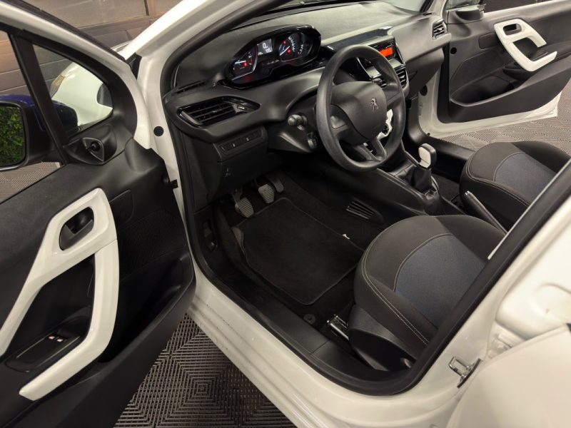 PEUGEOT 208 PHASE 2 LIKE 1.2 68 Cv 1ERE MAIN 15 300 Kms REELS 5 PORTES CLIMATISATION - GARANTIE 1 AN