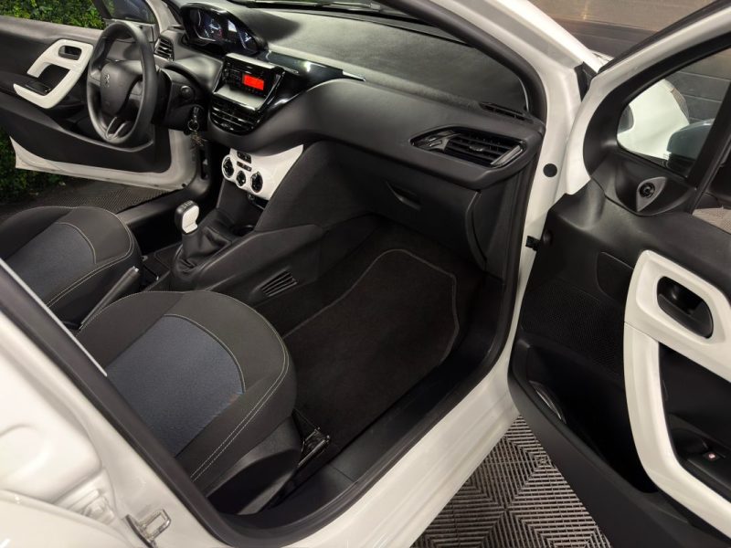 PEUGEOT 208 PHASE 2 LIKE 1.2 68 Cv 1ERE MAIN 15 300 Kms REELS 5 PORTES CLIMATISATION - GARANTIE 1 AN