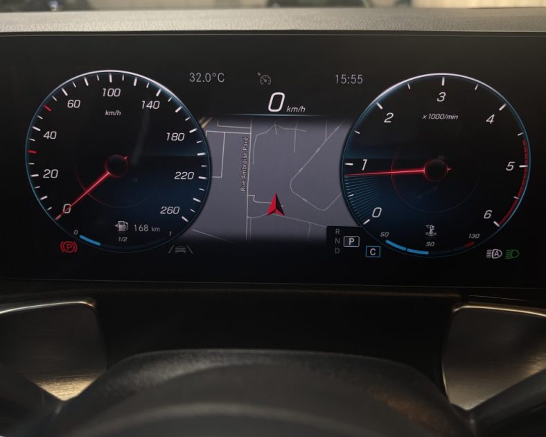 Mercedes GLB 200d 150 ch AMG Line  — CARPLAY - Toit panoramique - Sièges Électriques - SUIVI MB 
