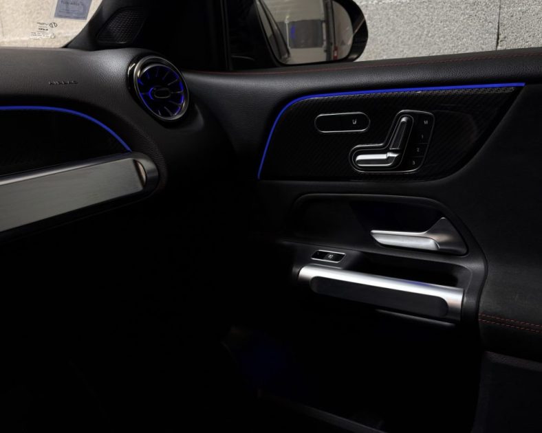 Mercedes GLB 200d 150 ch AMG Line  — CARPLAY - Toit panoramique - Sièges Électriques - SUIVI MB 