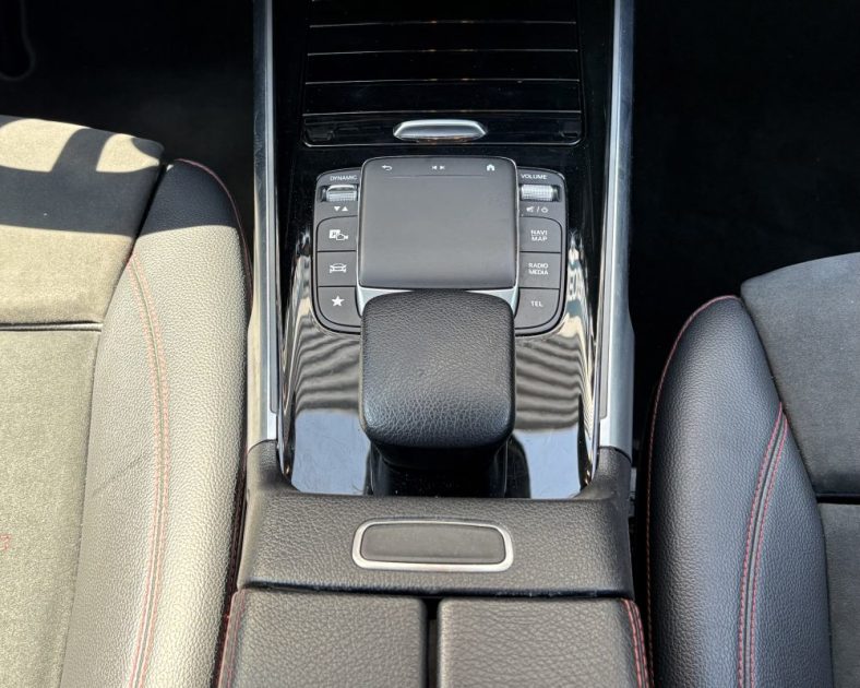 Mercedes GLB 200d 150 ch AMG Line  — CARPLAY - Toit panoramique - Sièges Électriques - SUIVI MB 