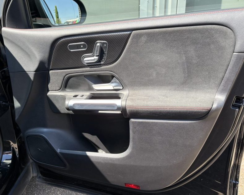 Mercedes GLB 200d 150 ch AMG Line  — CARPLAY - Toit panoramique - Sièges Électriques - SUIVI MB 