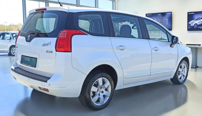PEUGEOT 5008 1.6 120CV  TOIT PANORAMIQUE 1ER MAIN GARANTIE 6MOIS