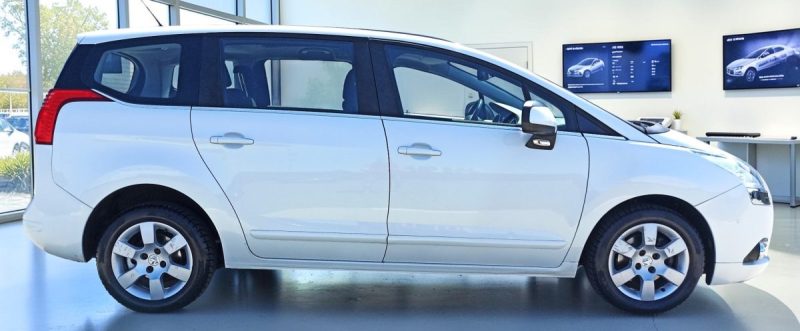PEUGEOT 5008 1.6 120CV  TOIT PANORAMIQUE 1ER MAIN GARANTIE 6MOIS