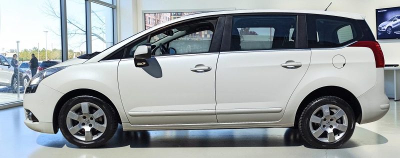 PEUGEOT 5008 1.6 120CV  TOIT PANORAMIQUE 1ER MAIN GARANTIE 6MOIS