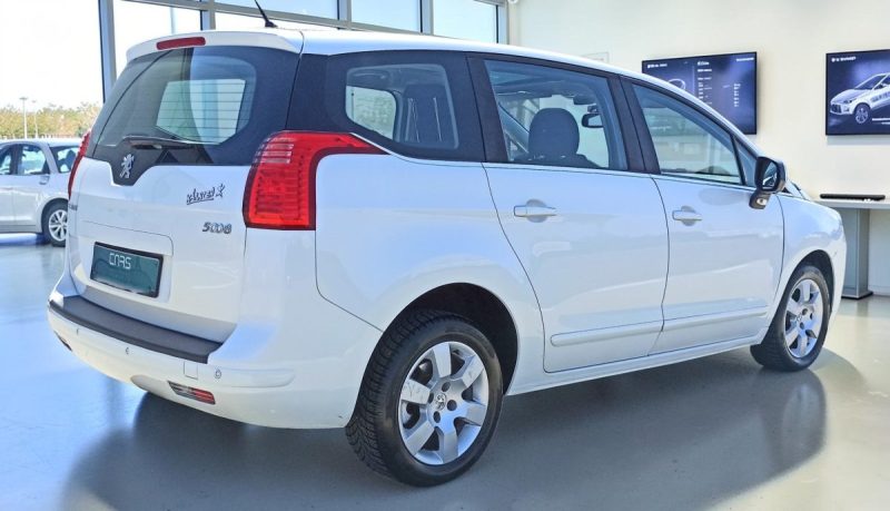 PEUGEOT 5008 1.6 120CV  TOIT PANORAMIQUE 1ER MAIN GARANTIE 6MOIS