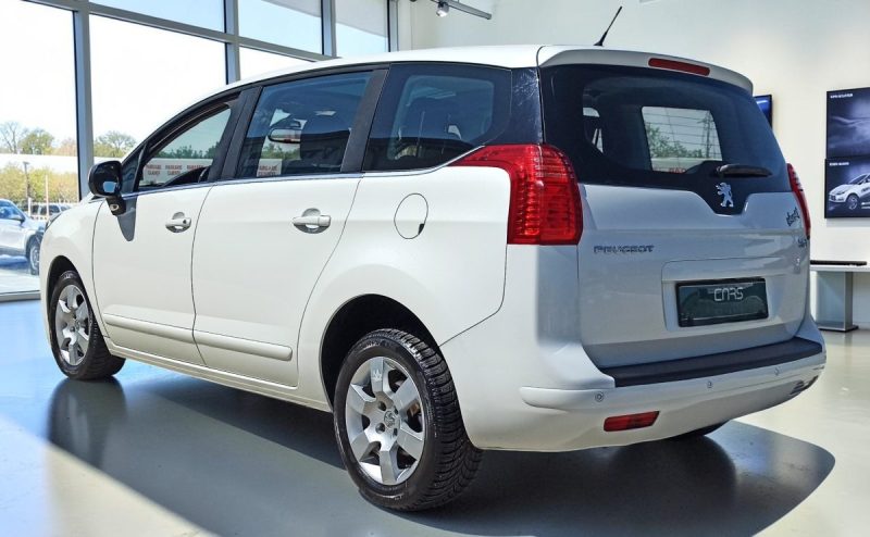 PEUGEOT 5008 1.6 120CV  TOIT PANORAMIQUE 1ER MAIN GARANTIE 6MOIS
