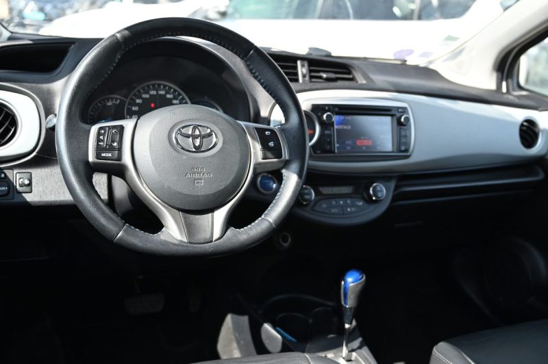 TOYOTA YARIS 100H DYNAMIC 2013