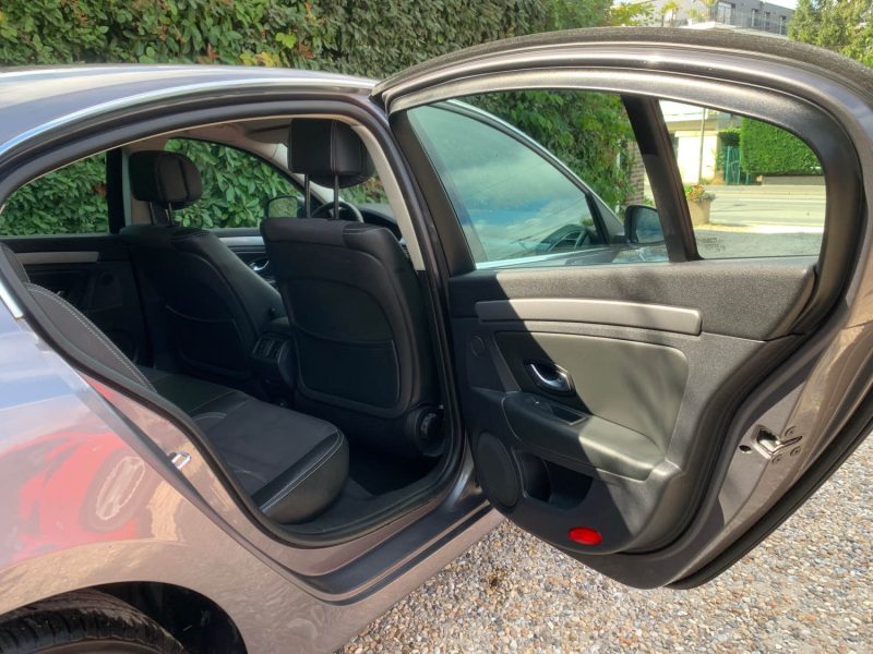 RENAULT LAGUNAIII 2.0 DCI 130 BLACK EDITION 2011