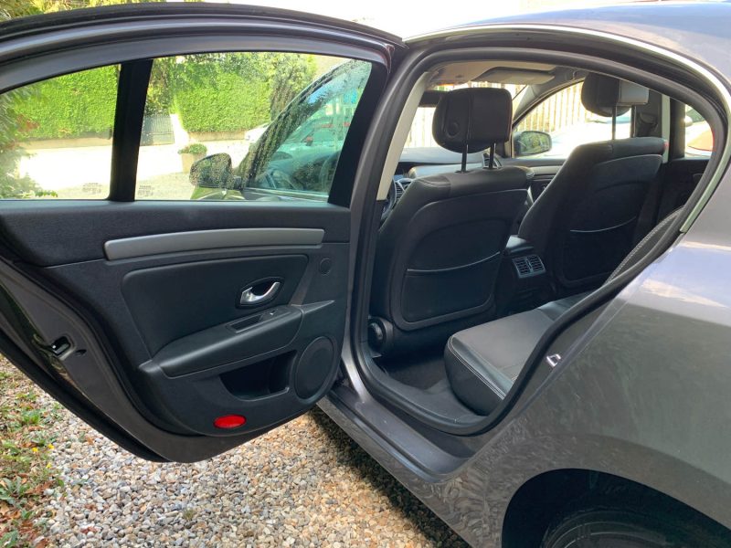 RENAULT LAGUNAIII 2.0 DCI 130 BLACK EDITION 2011