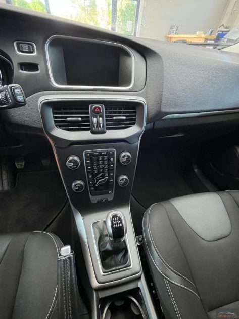 VOLVO V40 D2 120CV BUSINESS EDITION CAMERA 1ER MAIN SUIVIE COMPLET - GARANTIE 12 - 60 MOIS