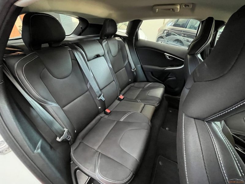 VOLVO V40 D2 120CV BUSINESS EDITION CAMERA 1ER MAIN SUIVIE COMPLET - GARANTIE 12 - 60 MOIS