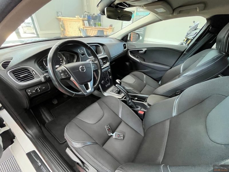 VOLVO V40 D2 120CV BUSINESS EDITION CAMERA 1ER MAIN SUIVIE COMPLET - GARANTIE 12 - 60 MOIS