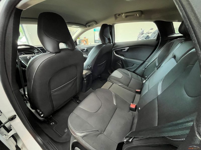 VOLVO V40 D2 120CV BUSINESS EDITION CAMERA 1ER MAIN SUIVIE COMPLET - GARANTIE 12 - 60 MOIS